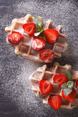 Taze çilek ile Liege waffle, pudra şekeri closeup