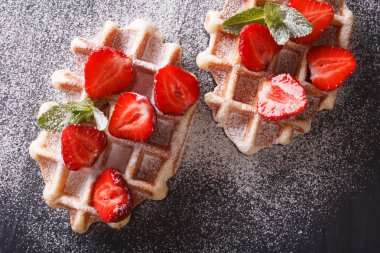 Taze çilek ile lezzetli waffle, pudra şekeri yakın çekim o