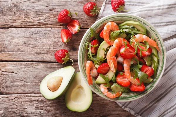 Verse salade met garnalen, avocado en aardbei close-up. horizo — Stockfoto