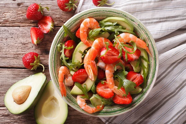 Nourriture savoureuse : salade aux crevettes, avocat et fraise en gros plan. h — Photo