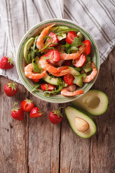 Nourriture savoureuse : salade aux crevettes, avocat et fraise en gros plan. v — Photo