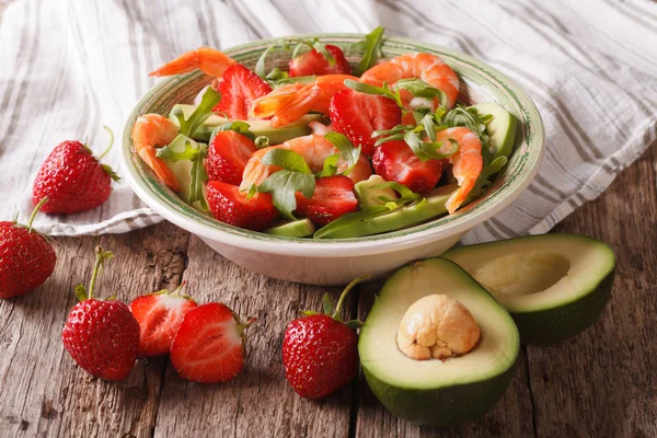 Gastronomische salade van zeevruchten met aardbeien en avocado close-up op — Stockfoto