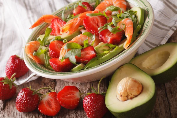 Zeevruchten salade met aardbeien en avocado close-up. Horizontale — Stockfoto