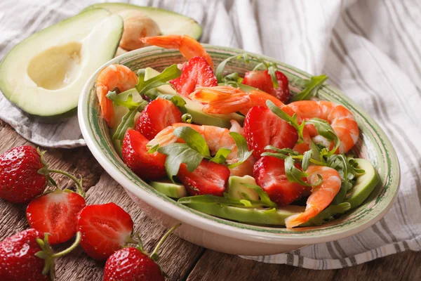 Delicate salade met aardbeien, avocado, garnalen en rucola — Stockfoto