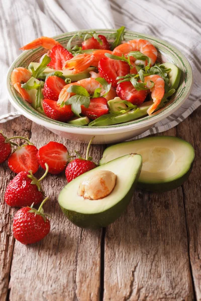 Verse salade met aardbeien, avocado, garnalen en rucola dichtbij — Stockfoto