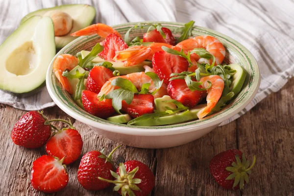 Cocktail salad with strawberries, avocado, shrimp and arugula. h — Stock Photo, Image