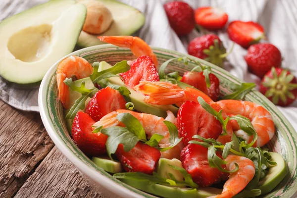 Salad with strawberries, avocado, shrimp and arugula close-up. h — Stock Photo, Image