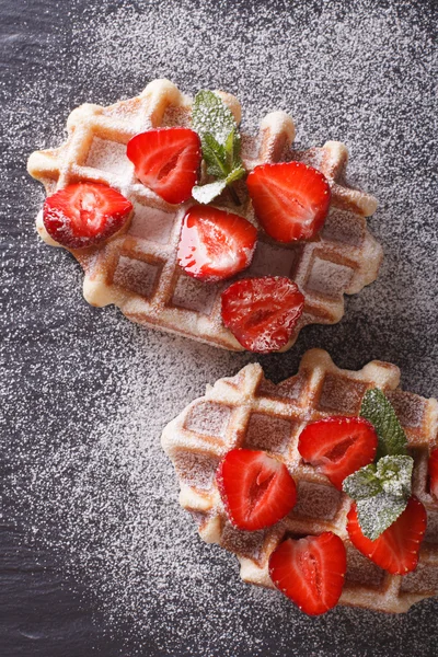 Waffeln mit frischen Erdbeeren, Puderzucker in Nahaufnahme — Stockfoto