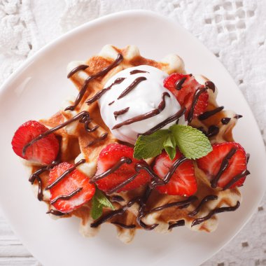 çilek, krem şanti ve çikolata closeup ile waffle. 