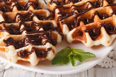 Plaka yakın çekim üzerinde çikolata tepesi ile lezzetli Belçika waffle
