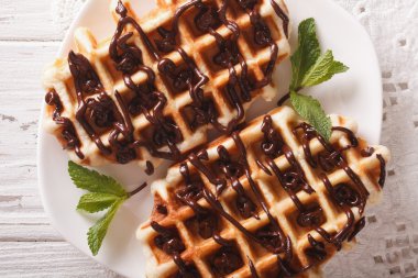 Plaka yakın çekim çikolata ile Belçika waffle. Yatay t