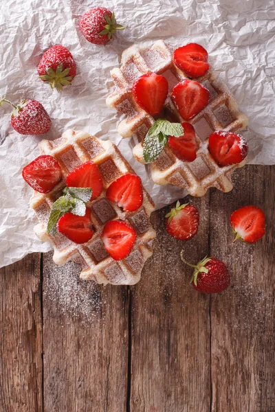 Gofres belgas con fresas y azúcar en polvo de cerca. V. — Foto de Stock