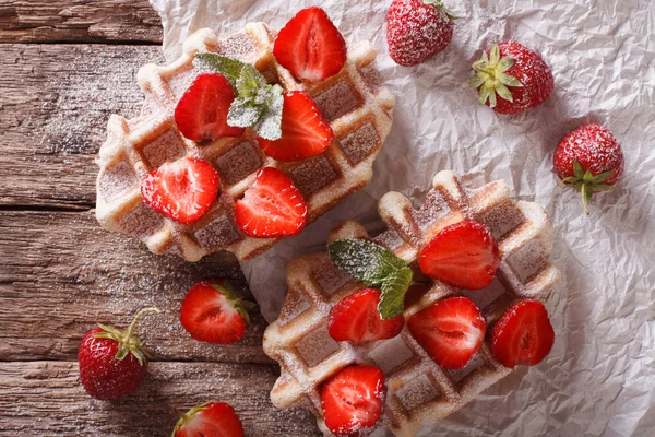 Rustic waffles with strawberries, powdered sugar and mint closeu — Stock Photo, Image