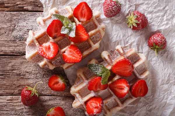 Rustikale Waffeln mit Erdbeeren, Puderzucker und Minze — Stockfoto