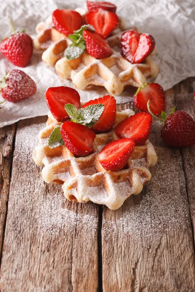 Gofres rústicos con fresas, azúcar en polvo y menta closeu — Foto de Stock