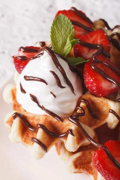 Leckere Waffeln mit Erdbeeren, Schlagsahne und Schokoladenmac — Stockfoto