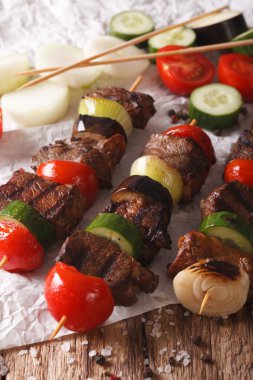 Lezzetli kebap şişleri yakın çekim sebze ile. Dikey
