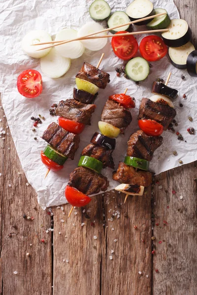 Leckerer Dönerspieß mit Gemüse in Großaufnahme. vertikale Spitze vi — Stockfoto