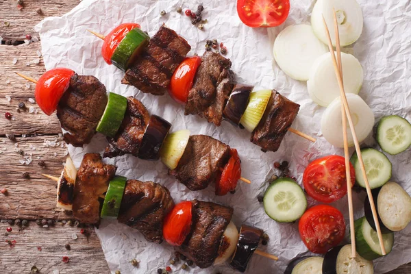 Heerlijke kebab met groenten op spiesjes close-up. horizontale — Stockfoto