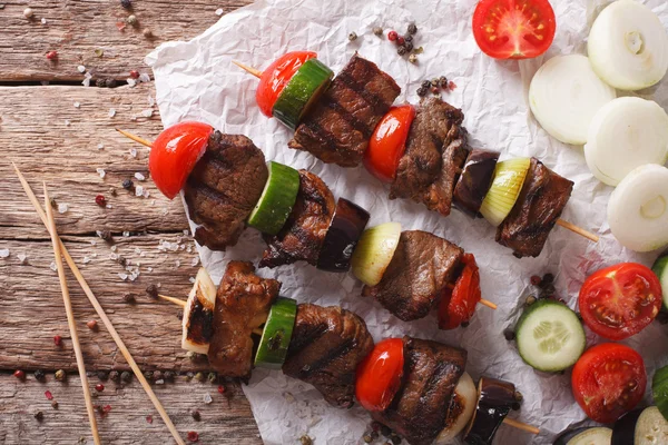 Shish kebab op spiesjes met fruit close-up. horizontale boven — Stockfoto