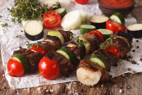 Meat with vegetables on skewers close-up on the table. Horizonta — Stock Photo, Image