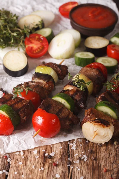 Carne con verdure sugli spiedini primo piano sul tavolo. verticale — Foto Stock