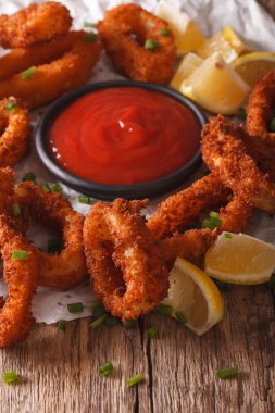 ketçap ve limon yakın çekim ile gevrek kızarmış kalamar halkaları. Verti