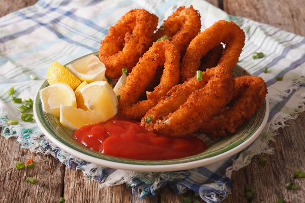 Krydderstekte kalamariseringer med ketchup og sitron på en tallerken. Hei! – stockfoto