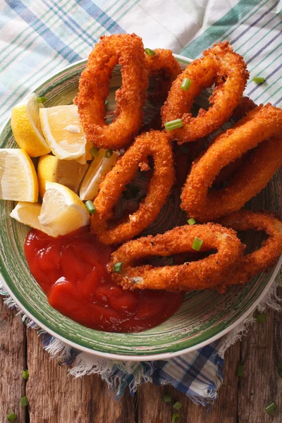 Sült tintahal gyűrűk közelről ketchup és citrommal. Függőlegesen t — Stock Fotó