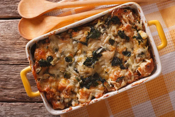 Strata casserole with spinach, cheese and bread close up. horizo — Stock Photo, Image