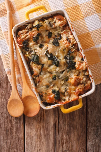 Casserole with spinach and cheese close up in a dish. Vertical t — Stock Photo, Image
