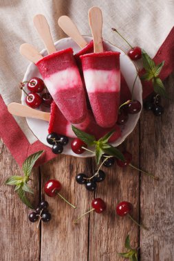 Masada yakın çekim bir sopa üzerinde kiraz ile popsicle. Dikey 