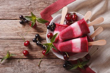 Masada yakın çekim bir sopa üzerinde kiraz ile popsicle. horizonta