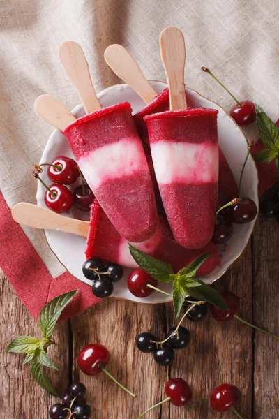 水果冰淇淋与樱桃和醋栗在棍子特写。韦尔 — 图库照片
