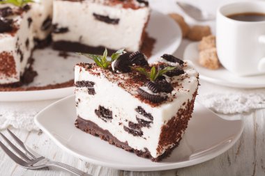 peynirli kek çikolata kurabiye yakın çekim ve kahve ile. horizonta