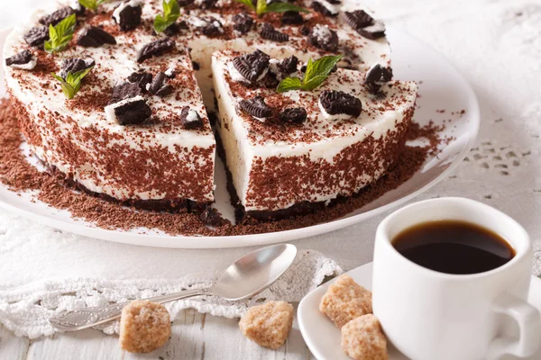 Vyjmout tvarohový dort s kousky čokolády sušenky a káva na t — Stock fotografie