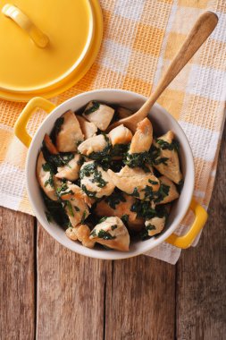 Bir tencerede ıspanaklı tavuk göğsü ihtiva eder. Dikey üst v