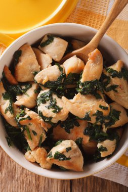 Pan yakın masaya ıspanaklı tavuk. Dikey olarak