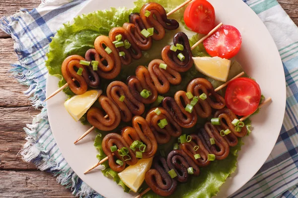 Kebab z kalamáry na špízy se zeleninou. vodorovné horní v — Stock fotografie