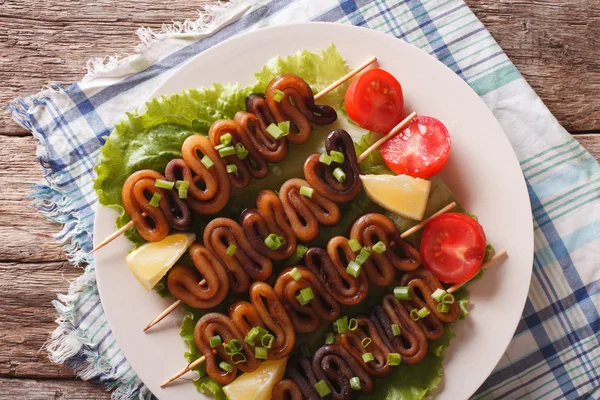 Grilované olihně kroužky na špejle a zeleninu close-up. horizont — Stock fotografie