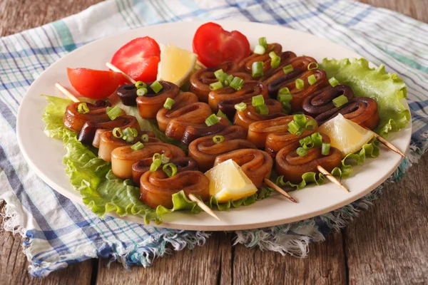 Anillos de calamar a la parrilla en brochetas y verduras de cerca. horizontales — Foto de Stock