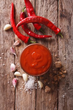Kırmızı biber sosu Sriracha malzemelerle. Dikey Üstten Görünüm