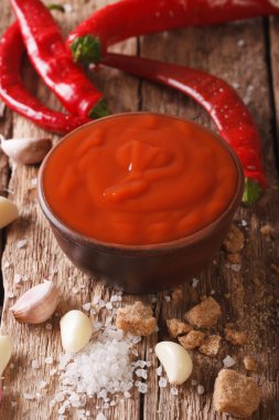Baharatlı Tay biber Sriracha sosu malzemeler yakın çekim ile. Vert