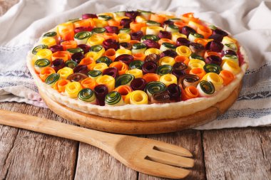 Sağlıklı beslenme: yaz sebze tart yakın çekim. Yatay
