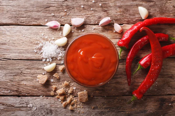 Molho de pimenta vermelha Sriracha com ingredientes. vista horizontal superior — Fotografia de Stock