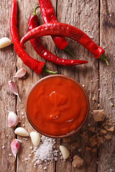 Sriracha Salsa de chile caliente recién preparada de cerca sobre la mesa — Foto de Stock