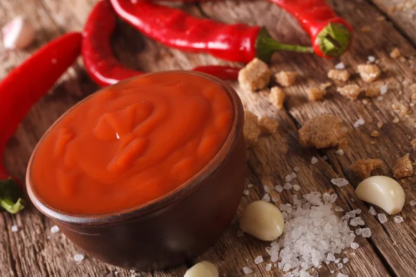 Salsa de chile rojo Sriracha con ingredientes. horizontal, macro — Foto de Stock