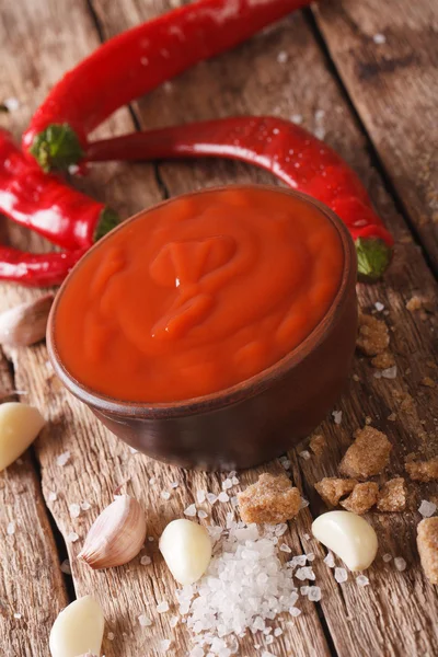 Pikante Thaise Sriracha saus met ingrediënten close-up. verticale — Stockfoto