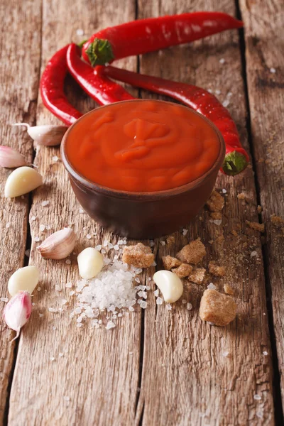 Salsa de chile rojo Sriracha con ingredientes de cerca. vertical — Foto de Stock