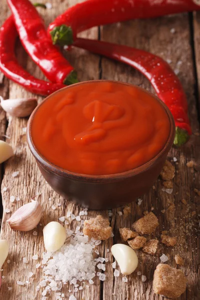 Spicy Thai chilli Sriracha sauce with ingredients close-up. vert — Stock Photo, Image